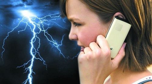 Притягивает ли мобильный телефон молнию?